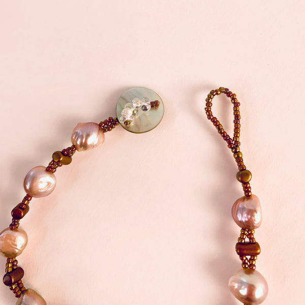 MAUVE PEARL AND GOLD BEAD BRACELET