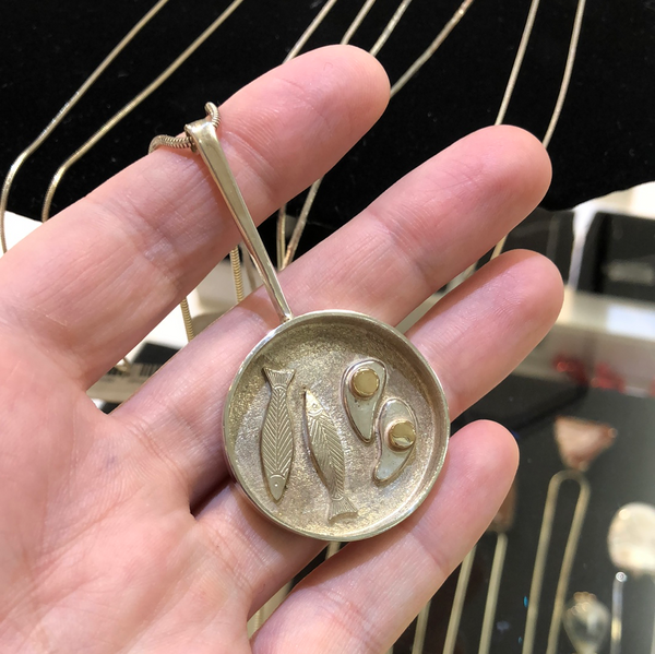 FRYING PAN NECKLACE WITH GOLD