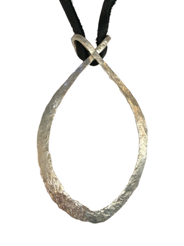 HAMMERED LOOP PENDANT