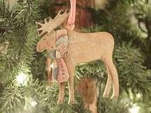 MOOSE WITH BOW ORNAMENT