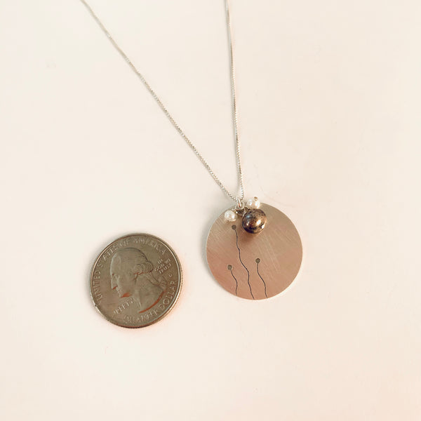SIMPLE SQUIGGLES CUT DISC NECKLACE