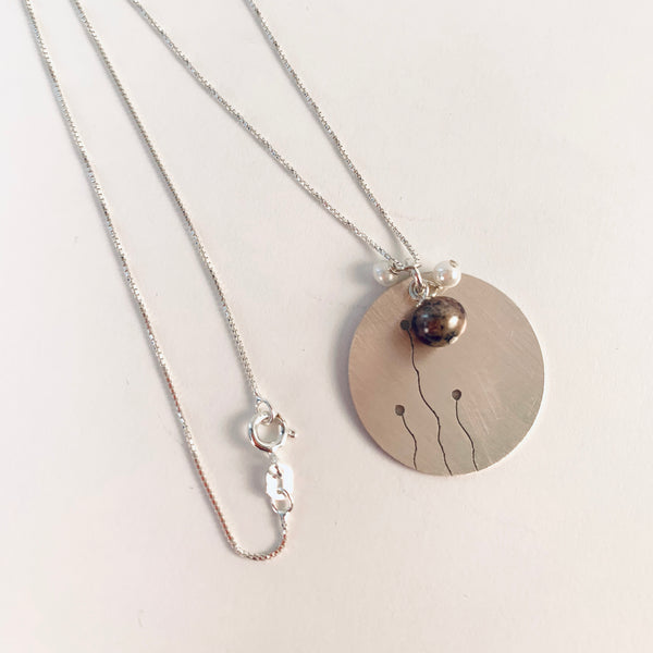 SIMPLE SQUIGGLES CUT DISC NECKLACE