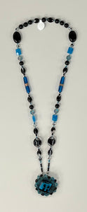 MASK HOLDER NECKLACE WITH POINT BLACK TEAL BEADS