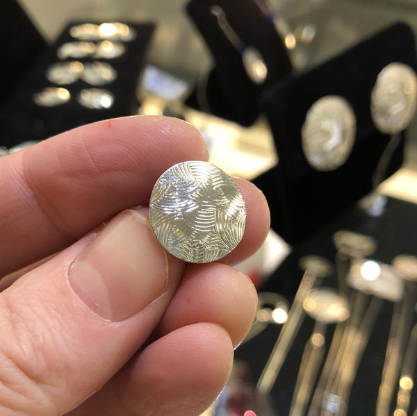 WAVE CIRCLE POST EARRINGS